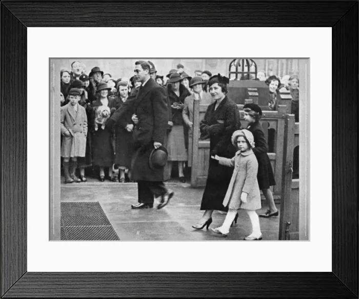 Framed Print : King and Queen with Princesses Elizabeth and Margaret Framed Print : King and Queen with Princesses Elizabeth and Margaret
