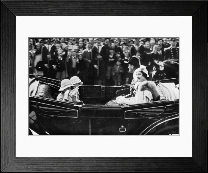 Framed Print : The Duke and Duchess of York and their daughters Framed Print : The Duke and Duchess of York and their daughters