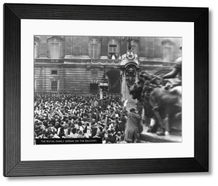 Framed Print : Royal Wedding 1947 - appearance on balcony Framed Print : Royal Wedding 1947 - appearance on balcony