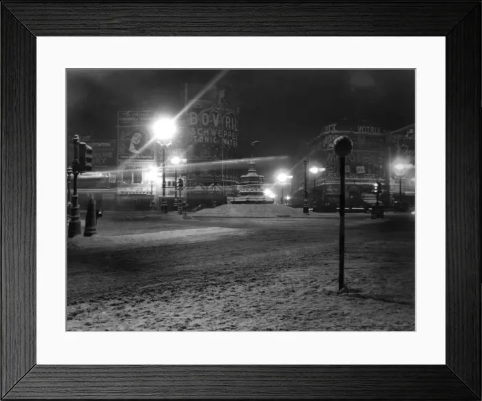 Framed Print : Piccadilly Circus under snow, 1948 Framed Print : Piccadilly Circus under snow, 1948