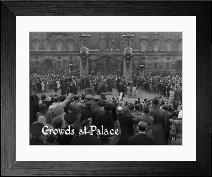 Framed Print : Royal Wedding 1947 - crowds outside Buckingham Palace Framed Print : Royal Wedding 1947 - crowds outside Buckingham Palace
