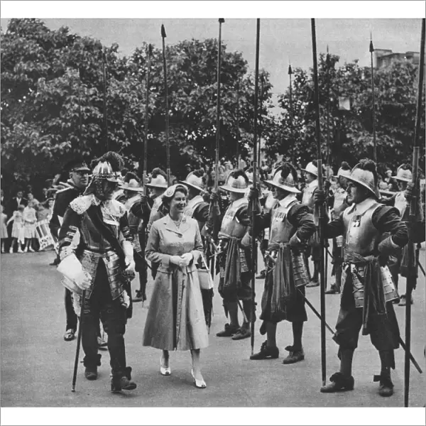 The Queen inspects pikemen and musketeers