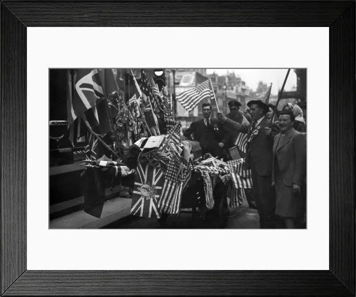 Framed Print : VE Day Celebrations in London, May 1945 Framed Print : VE Day Celebrations in London, May 1945