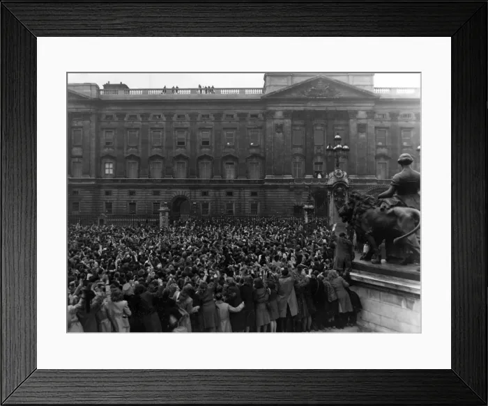 Framed Print : Crowds outside Buckingham Palace - royal wedding 1947 Framed Print : Crowds outside Buckingham Palace - royal wedding 1947