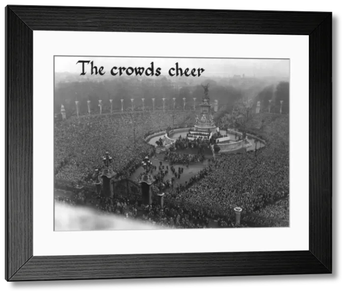 Framed Print : Royal Wedding 1947 - crowds outside Buckingham Palace Framed Print : Royal Wedding 1947 - crowds outside Buckingham Palace