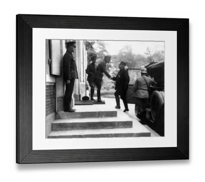 Framed Print : Sir Douglas Haig meeting General Joffre, Montreuil