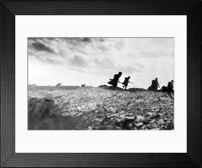 Framed Print : British soldiers in combat on the Western Front, WW1 Framed Print : British soldiers in combat on the Western Front, WW1