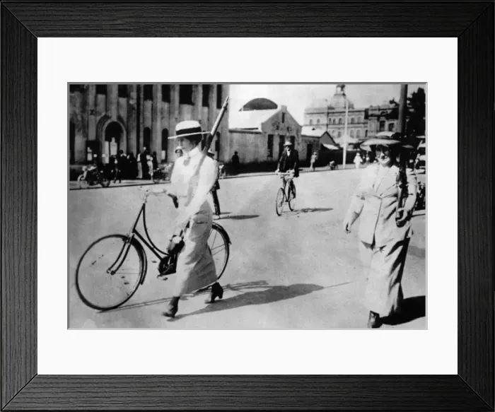 Framed Print : Two women with guns in Pretoria, South Africa, WW1 Framed Print : Two women with guns in Pretoria, South Africa, WW1