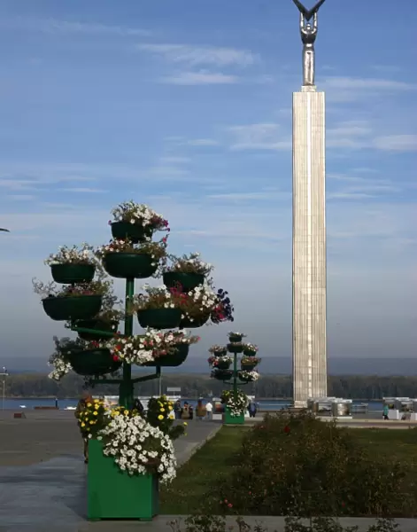 Russia - Samara: Memorial to the workers of the aircraft and rocket industry, park Date