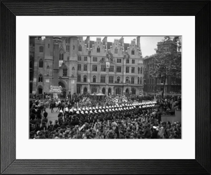 Framed Print : Coronation. Coronation Coach departs Framed Print : Coronation. Coronation Coach departs