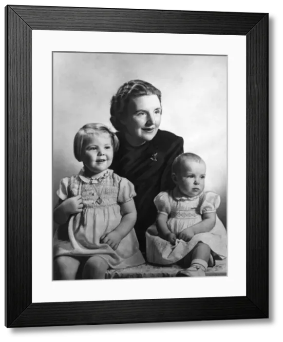 Framed Print : Queen Juliana of the Netherlands and children Framed Print : Queen Juliana of the Netherlands and children