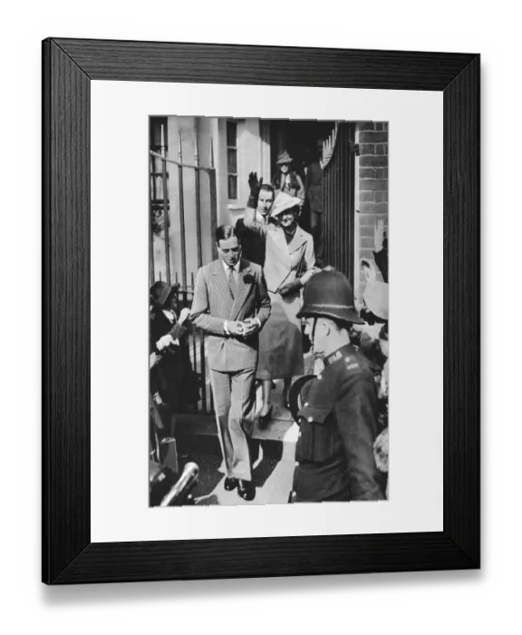 Framed Print : Future Duke and Duchess of Kent leaving studio of de Laszlo Framed Print : Future Duke and Duchess of Kent leaving studio of de Laszlo