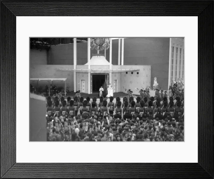 Framed Print : Coronation. Earl Marshall waits for Queen Framed Print : Coronation. Earl Marshall waits for Queen