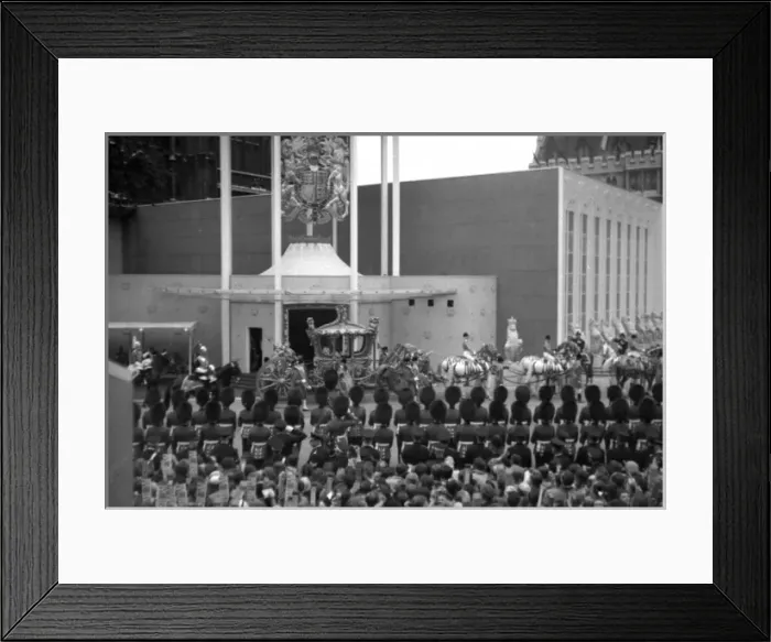 Framed Print : Coronation. Coronation Coach arrives Framed Print : Coronation. Coronation Coach arrives