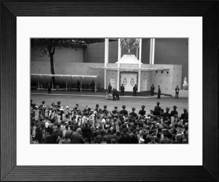 Framed Print : Coronation. The dustman makes progress Framed Print : Coronation. The dustman makes progress