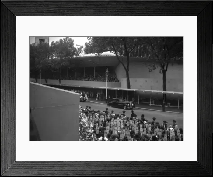 Framed Print : Coronation. Abbey. Cars deposit their passengers Framed Print : Coronation. Abbey. Cars deposit their passengers