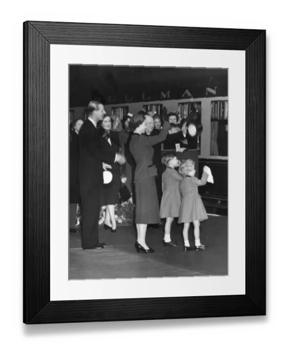 Framed Print : Royal Family wave off Queen Mother at Waterloo Framed Print : Royal Family wave off Queen Mother at Waterloo