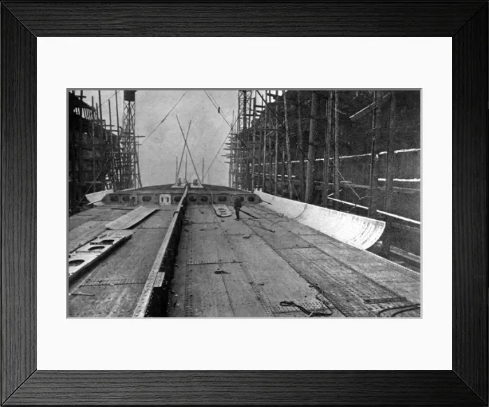 Framed Print : Erecting the double bottom of a ship, WW1 Framed Print : Erecting the double bottom of a ship, WW1