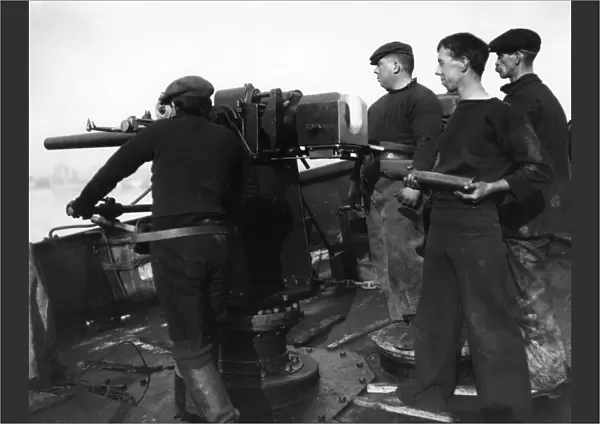 Gun crew drilling on British trawler HM Principal, WW1