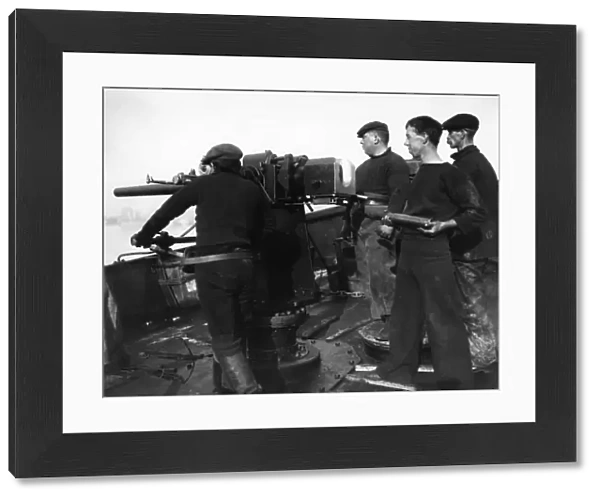 Gun crew drilling on British trawler HM Principal, WW1