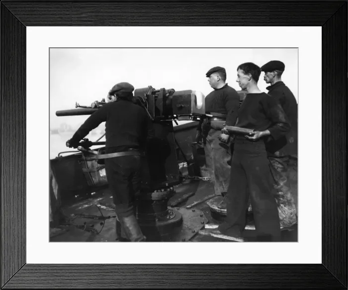 Framed Print : Gun crew drilling on British trawler HM Principal, WW1 Framed Print : Gun crew drilling on British trawler HM Principal, WW1