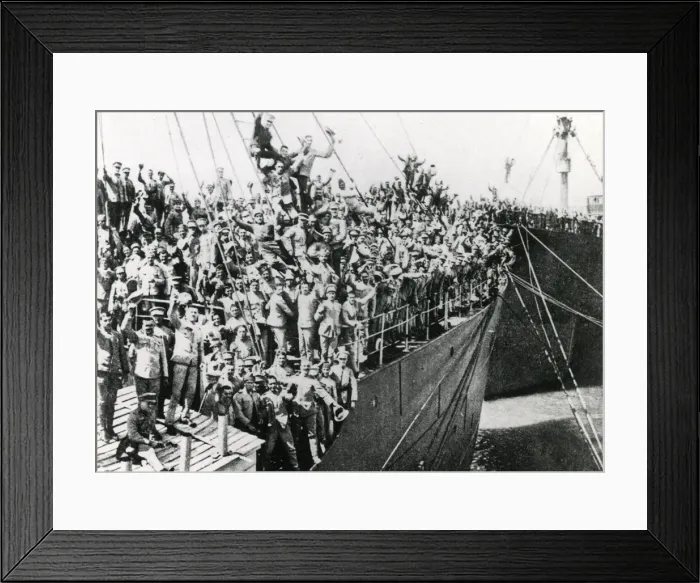 Framed Print : Portuguese troops embarking for France, WW1