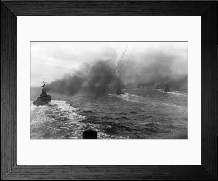 Framed Print : British battle fleet avoiding enemy submarines, WW1 Framed Print : British battle fleet avoiding enemy submarines, WW1