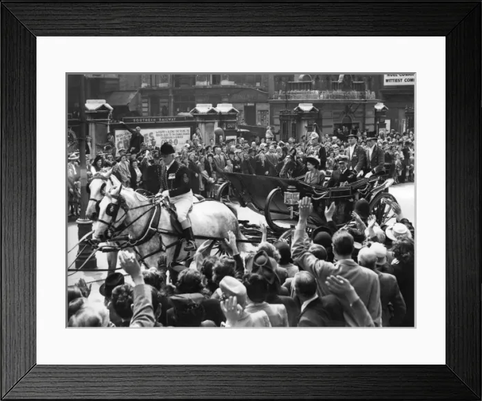 Framed Print : Queen Elizabeth II - on way to Guildhall, 1948 Framed Print : Queen Elizabeth II - on way to Guildhall, 1948