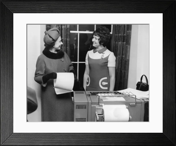 Framed Print : Queen Elizabeth II - opening London Graduate School, 1970 Framed Print : Queen Elizabeth II - opening London Graduate School, 1970