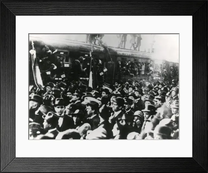 Framed Print : Italian Bersaglieri soldiers boarding a train, WW1 Framed Print : Italian Bersaglieri soldiers boarding a train, WW1