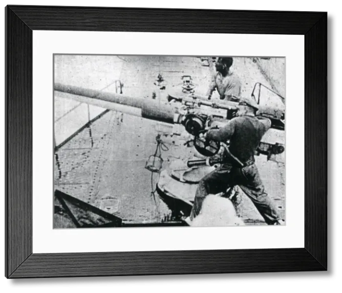 Framed Print : Italian naval guns in action, WW1 Framed Print : Italian naval guns in action, WW1