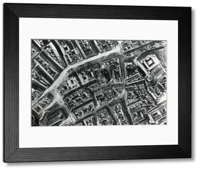 Framed Print : D Annunzios propaganda drop over Vienna, WW1 Framed Print : D Annunzios propaganda drop over Vienna, WW1