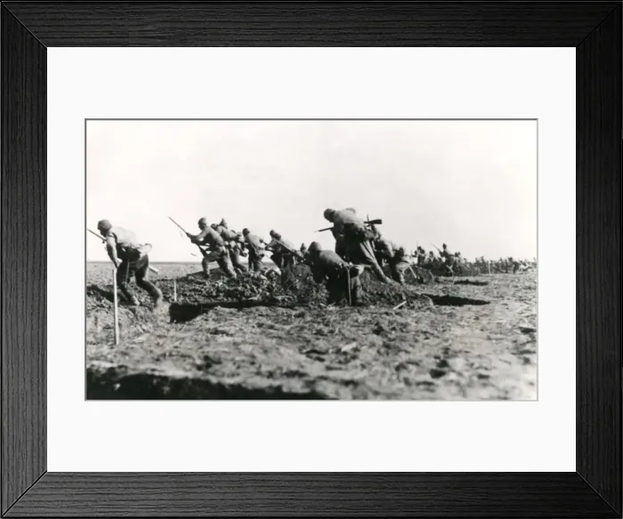 Framed Print : Turkish troops emerging from trenches, Palestine, WW1 Framed Print : Turkish troops emerging from trenches, Palestine, WW1