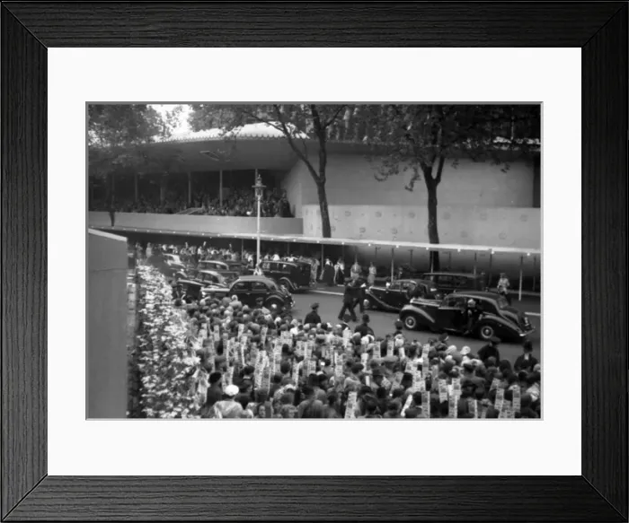 Framed Print : Coronation. Abbey. Cars deposit their passengers Framed Print : Coronation. Abbey. Cars deposit their passengers