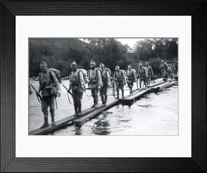 Framed Print : Romanian soldiers retreating, WW1 Framed Print : Romanian soldiers retreating, WW1