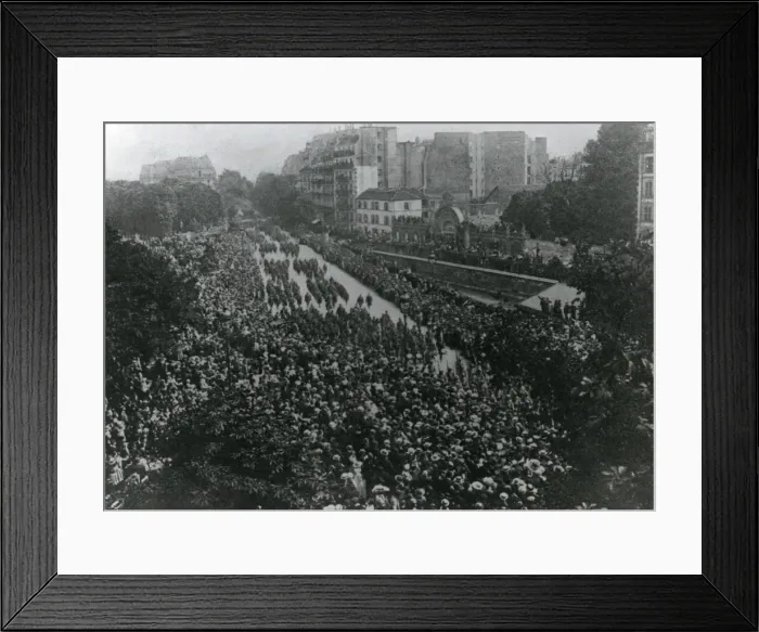 Framed Print : American troops in Paris, WW1 Framed Print : American troops in Paris, WW1