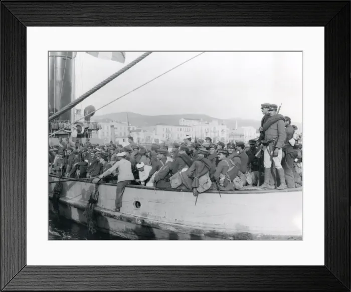 Framed Print : Greek troops landing at Salonika, WW1 Framed Print : Greek troops landing at Salonika, WW1