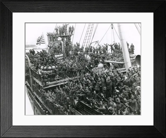 Framed Print : American troops arriving home, Hoboken, USA Framed Print : American troops arriving home, Hoboken, USA