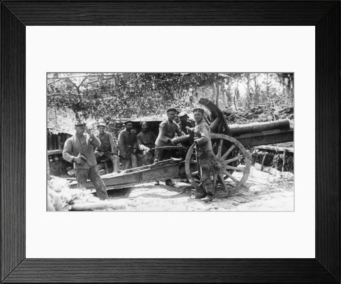 Framed Print : German gunners with 15cm Model 13 howitzer, WW1 Framed Print : German gunners with 15cm Model 13 howitzer, WW1