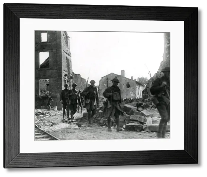 Framed Print : American infantry at Varennes-en-Argonne, France, WW1 Framed Print : American infantry at Varennes-en-Argonne, France, WW1