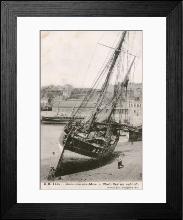 Framed Print : Boulogne-sur-Mer, France - Trawler at low tide Framed Print : Boulogne-sur-Mer, France - Trawler at low tide