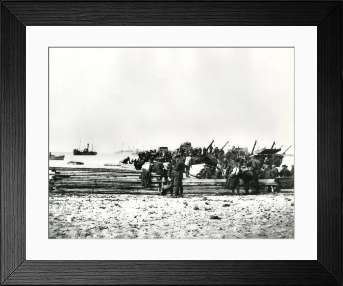 Framed Print : British troops landing at Rendine Bay, Gallipoli, WW1 Framed Print : British troops landing at Rendine Bay, Gallipoli, WW1