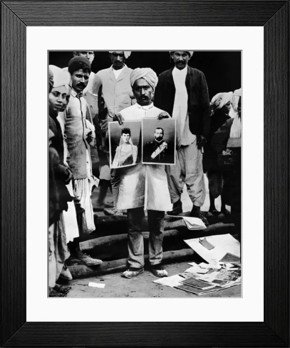Framed Print : Street vendor selling portraits of King George V during Delh Framed Print : Street vendor selling portraits of King George V during Delh