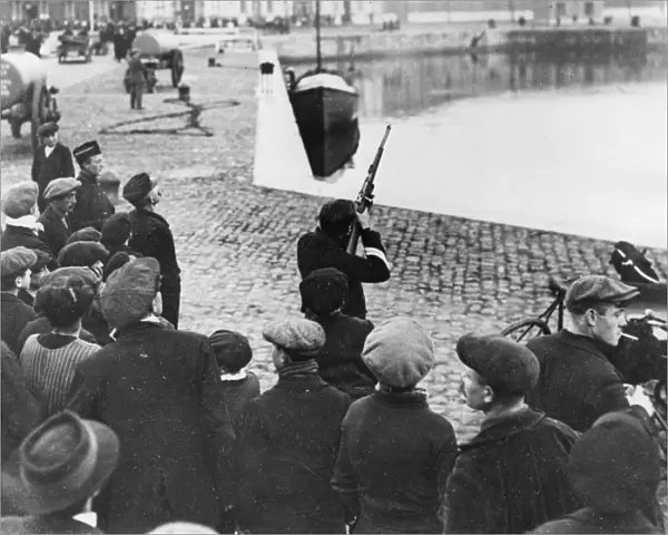 Belgian civilians on a quayside, WW1