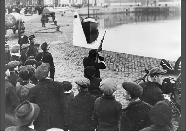 Belgian civilians on a quayside, WW1