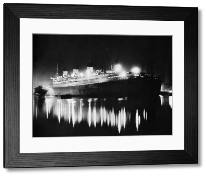 Framed Print : RMS Queen Mary, floodlit at night Framed Print : RMS Queen Mary, floodlit at night