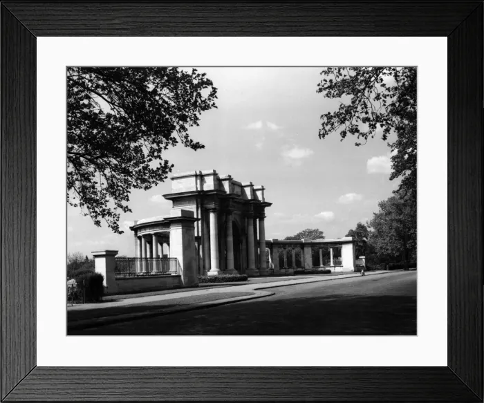 Framed Print : Trentside Memorial Gates Framed Print : Trentside Memorial Gates