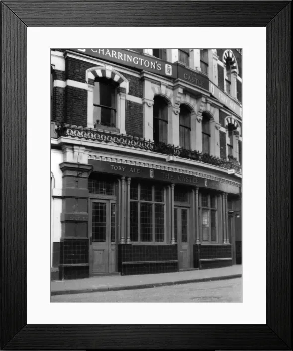 Framed Print : London Pub / The Castle Framed Print : London Pub / The Castle