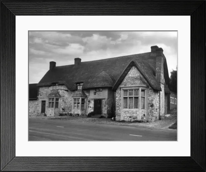 Framed Print : A DICKENS PUB Framed Print : A DICKENS PUB