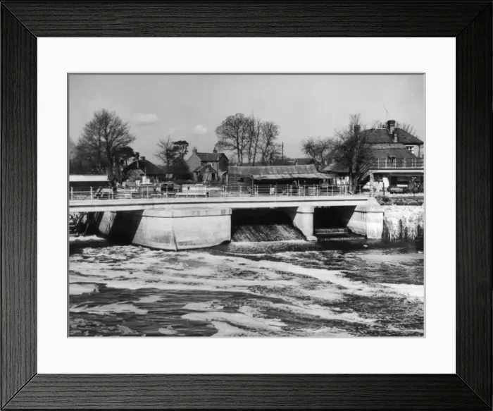 Framed Print : Twyford Bridge Weir Framed Print : Twyford Bridge Weir
